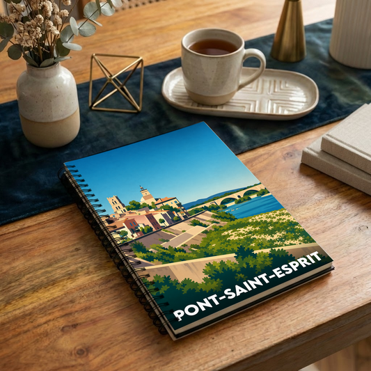 Carnet souvenir de la ville de Pont-Saint-Esprit avec une illustration stylisée.