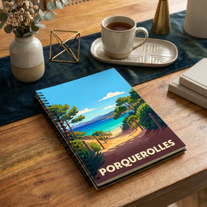 Carnet souvenir de la ville de Porquerolles avec une illustration stylisée d'un paysage de bord de mer.