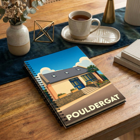 Carnet à spirales souvenir de la ville de Pouldergat avec une illustration stylisée d'une maison côtière.