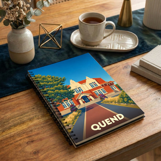Carnet souvenir de la ville de Quend avec une illustration stylisée d'un bâtiment emblématique.