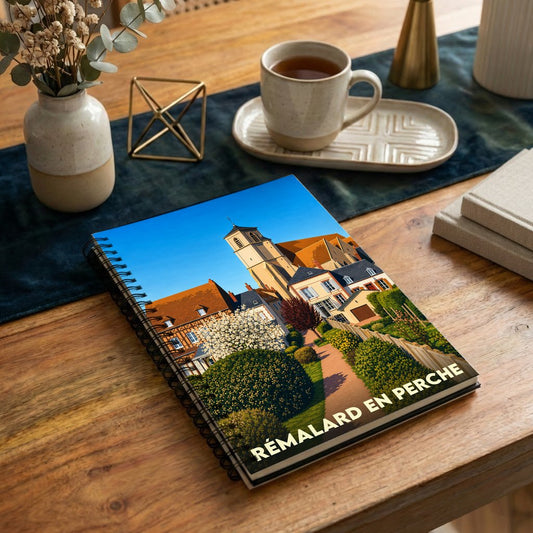 Carnet souvenir de Rémalard en Perche illustré par une vue stylisée et colorée de la ville.