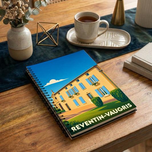 Carnet à spirales souvenir de la ville de Reventin-Vaugris avec une illustration stylisée d'un bâtiment provençal aux volets bleus.