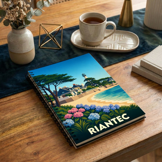 Carnet à spirales souvenir de la ville de Riantec avec une illustration stylisée d'un paysage côtier breton.