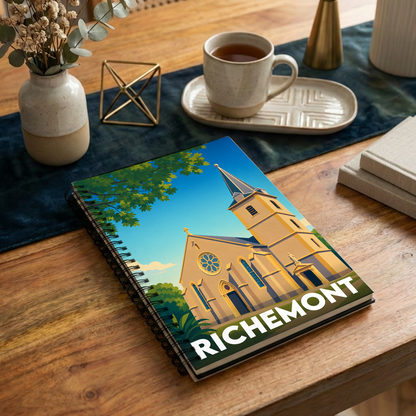 Carnet souvenir de la ville de Richemont avec une illustration stylisée de son église.