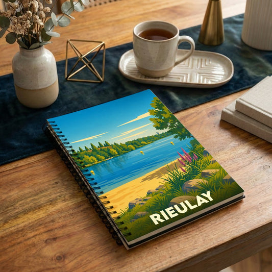 Carnet à spirales souvenir de la ville de Rieulay avec une illustration stylisée de son lac et de sa plage.