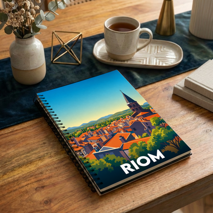 Carnet souvenir de la ville de Riom avec une illustration stylisée.