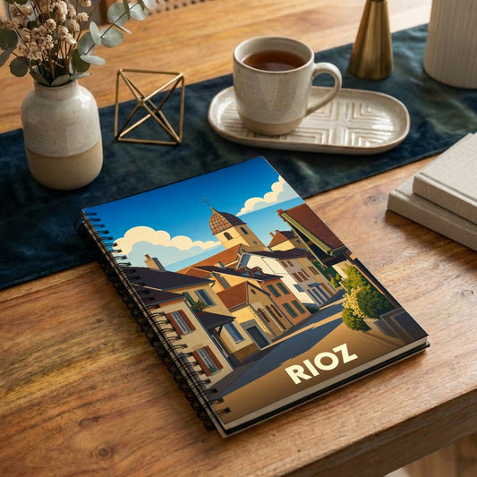 Carnet souvenir de la ville de Rioz avec une illustration stylisée de ses rues et de son clocher.