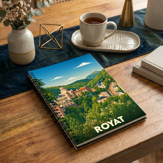 Carnet à spirales souvenir de la ville de Royat avec une illustration stylisée de son paysage vallonné.