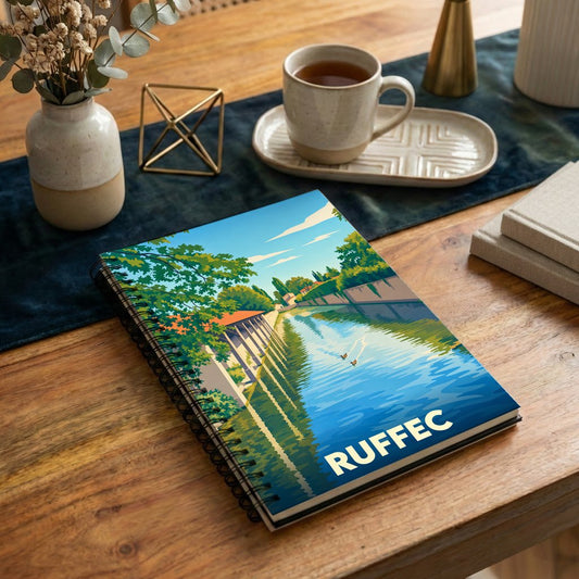 Carnet souvenir de la ville de Ruffec avec une illustration stylisée représentant les bords du fleuve.