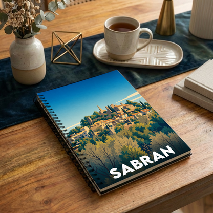 Carnet à spirales souvenir de la ville de Sabran avec une illustration stylisée du village perché.