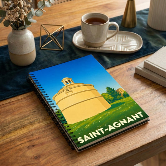 Carnet à spirales souvenir de la ville de Saint-Agnant avec une illustration stylisée de son patrimoine.