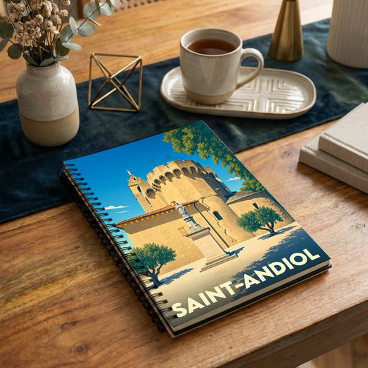 Carnet à spirales souvenir de la ville de Saint-Andiol avec une illustration stylisée de son église fortifiée.