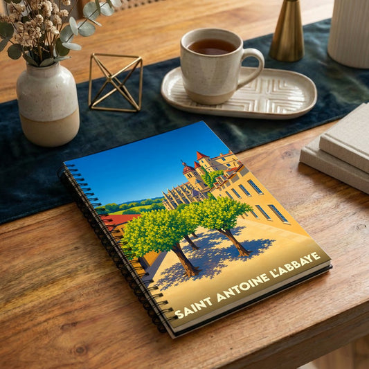 Carnet souvenir de la ville de Saint-Antoine-l’Abbaye orné d'une illustration stylisée de son patrimoine.
