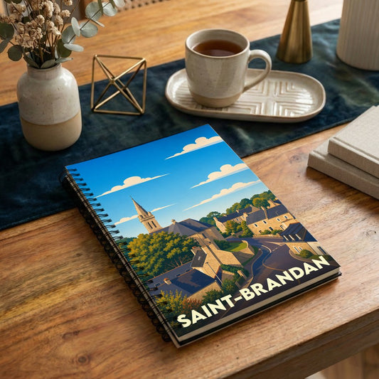 Carnet à spirales souvenir de Saint-Brandan avec une illustration stylisée du village et de son église.