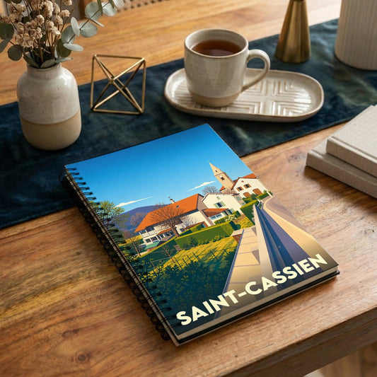 Carnet à spirales souvenir de la ville de Saint-Cassien avec une illustration paysagère stylisée.