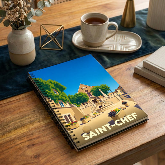 Carnet à spirales souvenir de la ville de Saint-Chef avec une illustration stylisée de sa place centrale.