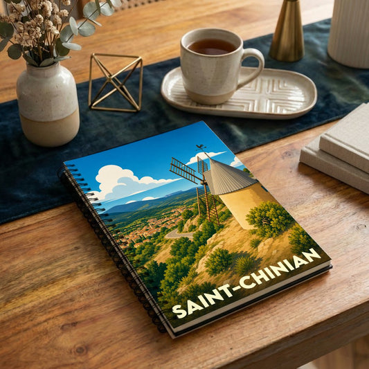 Carnet à spirales souvenir de la ville de Saint-Chinian avec une illustration stylisée de son moulin et de son paysage.