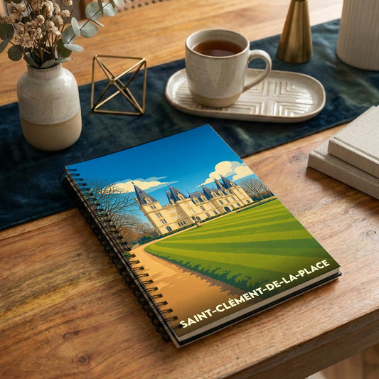 Carnet souvenir de la ville de Saint-Clément-de-la-Place avec une illustration stylisée de son château.