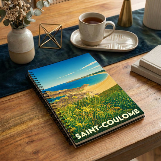 Carnet souvenir de la ville de Saint-Coulomb avec une illustration stylisée de sa côte littorale.