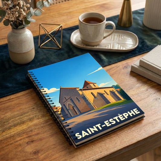 Carnet à spirales souvenir de la ville de Saint-Estèphe avec une illustration stylisée de son église romane.