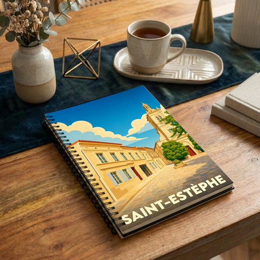 Carnet à spirales souvenir de la ville de Saint-Estèphe avec une illustration stylisée.