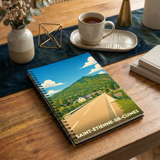 Carnet de notes à spirales avec une illustration stylisée de la ville de Saint-Étienne-de-Cuines.