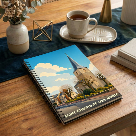 Carnet souvenir de Saint-Étienne-de-Mer-Morte avec une illustration stylisée de son église sous un ciel nuageux.