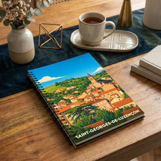 Carnet souvenir de Saint-Georges-de-Luzençon avec une illustration colorée et stylisée de la ville.
