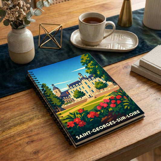 Carnet à spirales souvenir de la ville de Saint-Georges-sur-Loire avec une illustration stylisée de son château et de ses jardins.