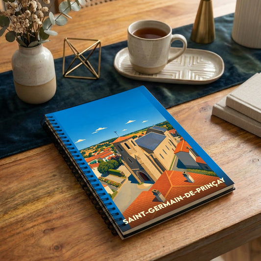 Carnet souvenir de la ville de Saint-Germain-de-Prinçay avec une illustration stylisée de son église et de ses toits.