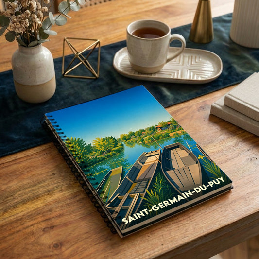 Carnet souvenir de la ville de Saint-Germain-du-Puy avec une illustration stylisée de barques sur l'eau.