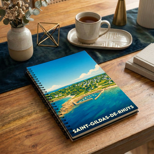 Carnet à spirales souvenir de la ville de Saint-Gildas-de-Rhuys avec une illustration stylisée de son littoral.