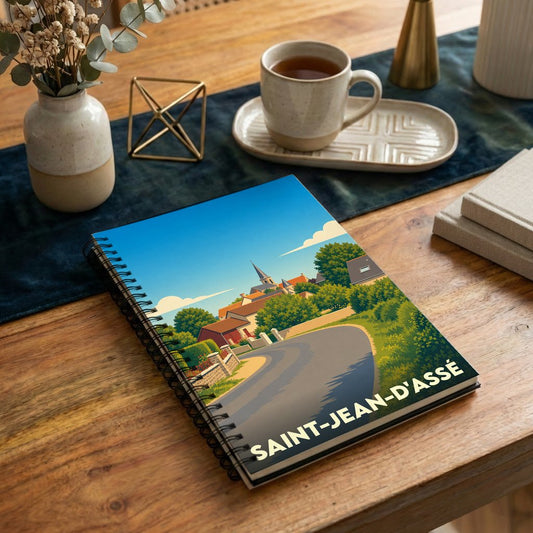 Carnet souvenir de la ville de Saint-Jean-d'Assé avec une illustration stylisée d'un paysage urbain.