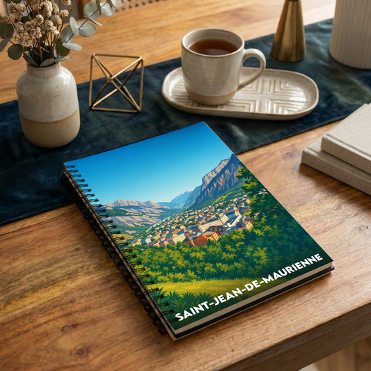 Carnet souvenir de la ville de Saint-Jean-de-Maurienne avec une illustration stylisée de la vallée.