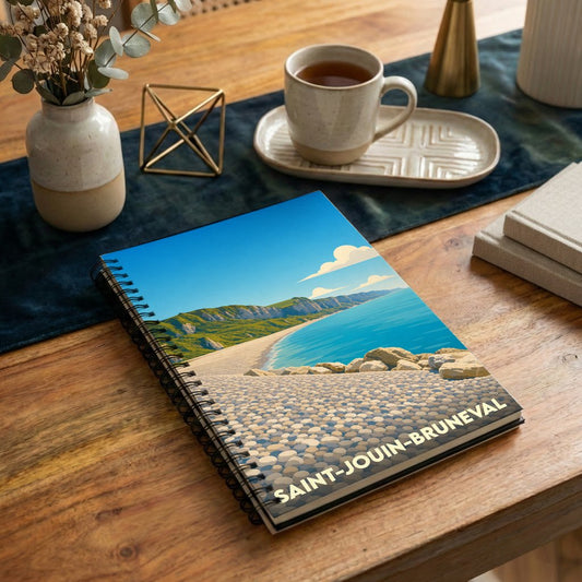 Carnet à spirales souvenir de la ville de Saint-Jouin-Bruneval avec une illustration stylisée de sa plage de galets et de ses falaises.