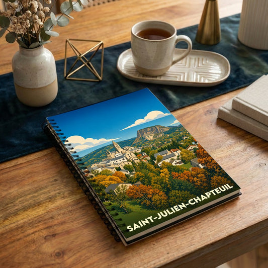 Carnet à spirales souvenir de la ville de Saint-Julien-Chapteuil avec une illustration stylisée de son paysage.