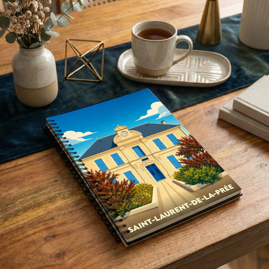 Carnet de notes souvenir de la ville de Saint-Laurent-de-la-Prée avec une illustration stylisée de sa mairie.