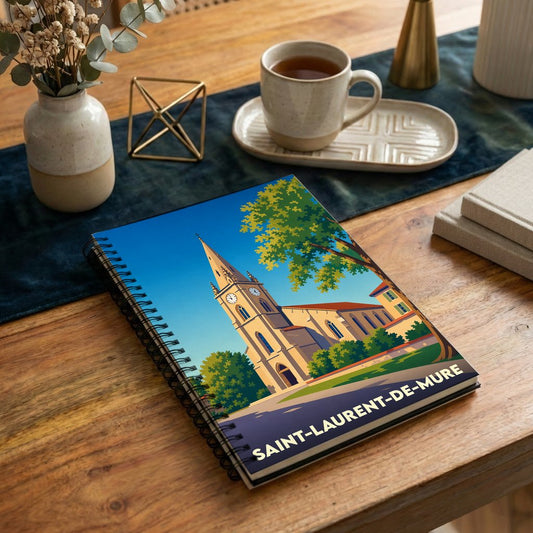 Carnet souvenir à spirale de la ville de Saint-Laurent-de-Mure avec une illustration stylisée de son église.