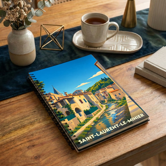 Carnet à spirales souvenir de la ville de Saint-Laurent-le-Minier avec une illustration stylisée.