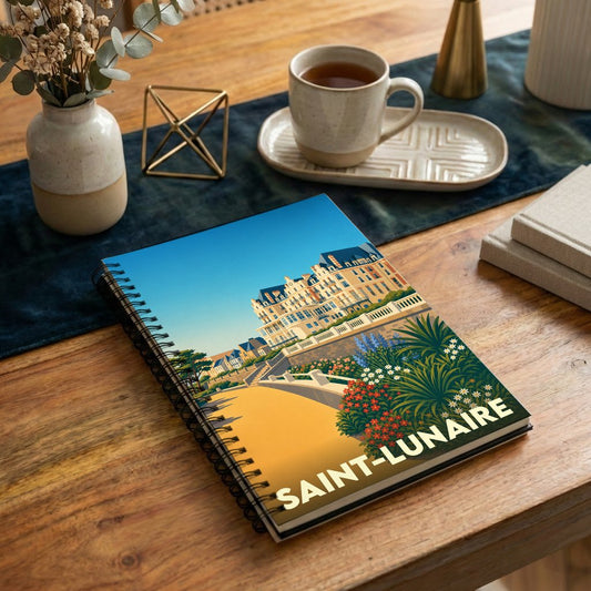 Carnet à spirale souvenir de la ville de Saint-Lunaire avec une illustration stylisée de son front de mer.