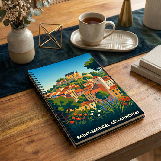 Carnet à spirales souvenir de la ville de Saint-Marcel-lès-Annonay avec une illustration colorée et stylisée de ses paysages.