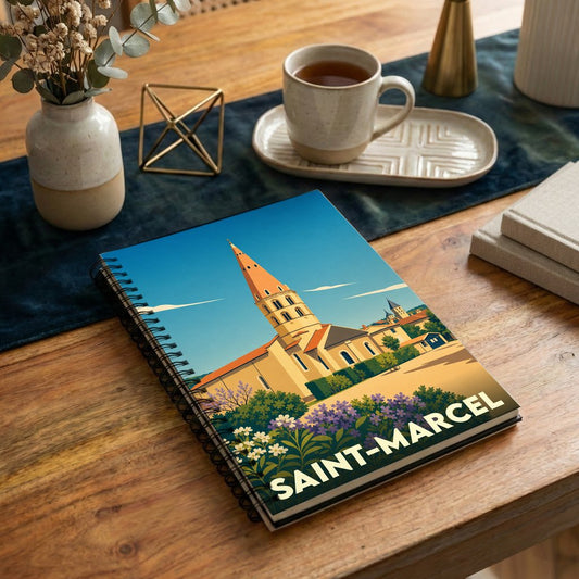 Carnet souvenir de la ville de Saint-Marcel avec une illustration stylisée de son église et de jardins fleuris.