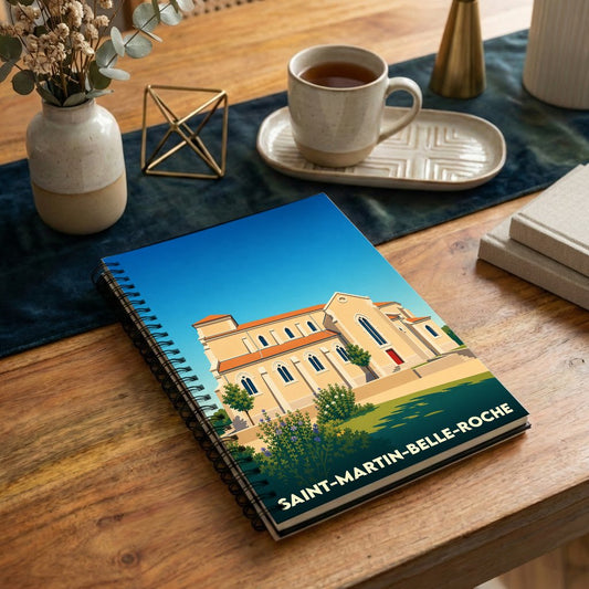 Carnet souvenir de la ville de Saint-Martin-Belle-Roche avec une illustration stylisée de son église.