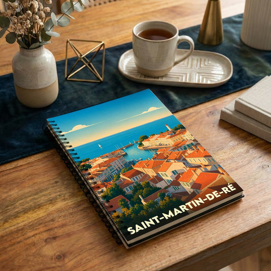 Carnet souvenir de la ville de Saint-Martin-de-Ré avec une illustration stylisée de son port.