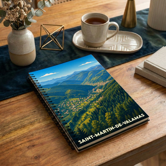 Carnet souvenir à spirale de la ville de Saint-Martin-de-Valamas avec une illustration stylisée de ses paysages montagneux.