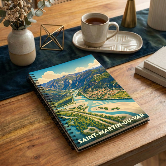 Carnet à spirales souvenir de Saint-Martin-du-Var avec une illustration paysagère stylisée de la vallée du Var.
