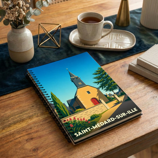 Carnet à spirales souvenir de la ville de Saint-Médard-sur-Ille avec une illustration stylisée de son église.