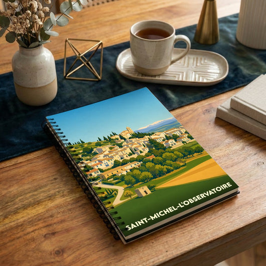 Carnet souvenir de la ville de Saint-Michel-l'Observatoire avec une illustration stylisée d'un village provençal.
