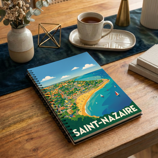 Carnet souvenir de la ville de Saint-Nazaire avec une illustration stylisée de son littoral.