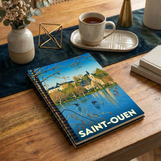 Carnet souvenir à spirale de la ville de Saint-Ouen avec une illustration stylisée d'un paysage au bord de l'eau.